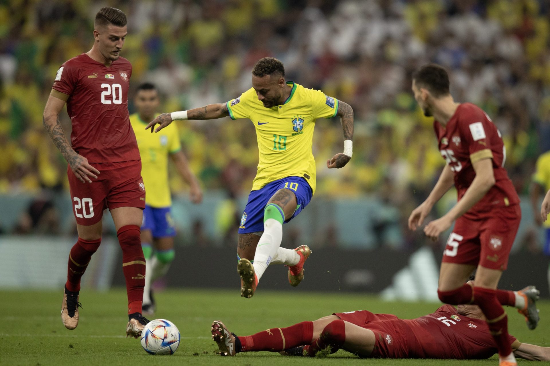 Neymar se machuca contra a Sérvia (Foto: Lucas Figueiredo/CBF)