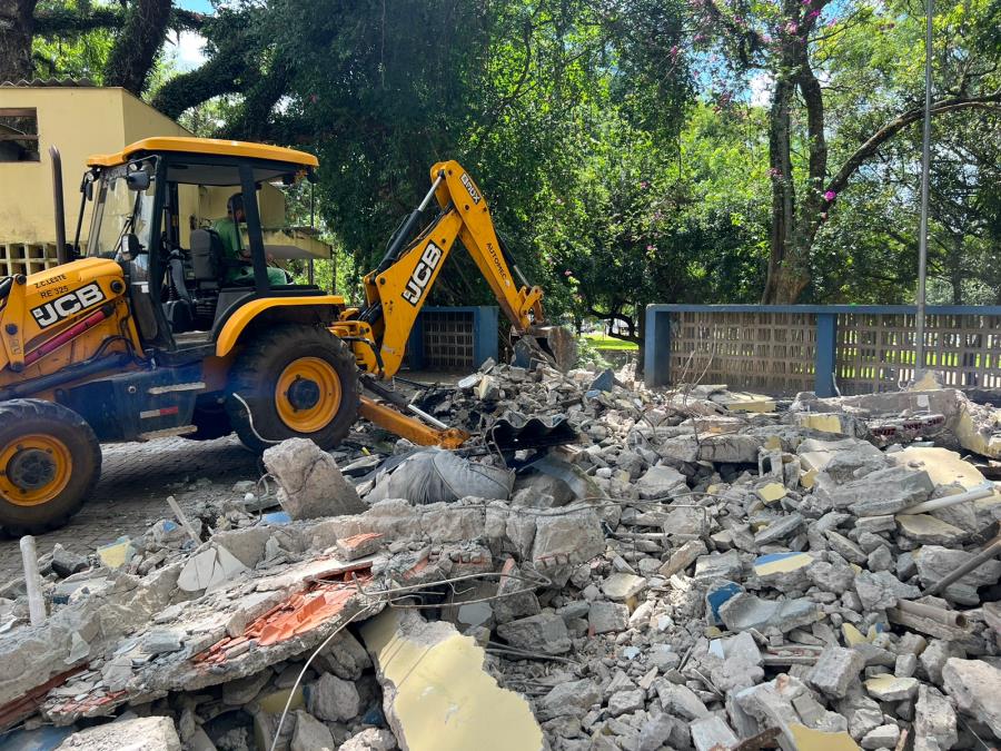 Prefeitura inicia demolição dos quiosques da Praça do Matadouro