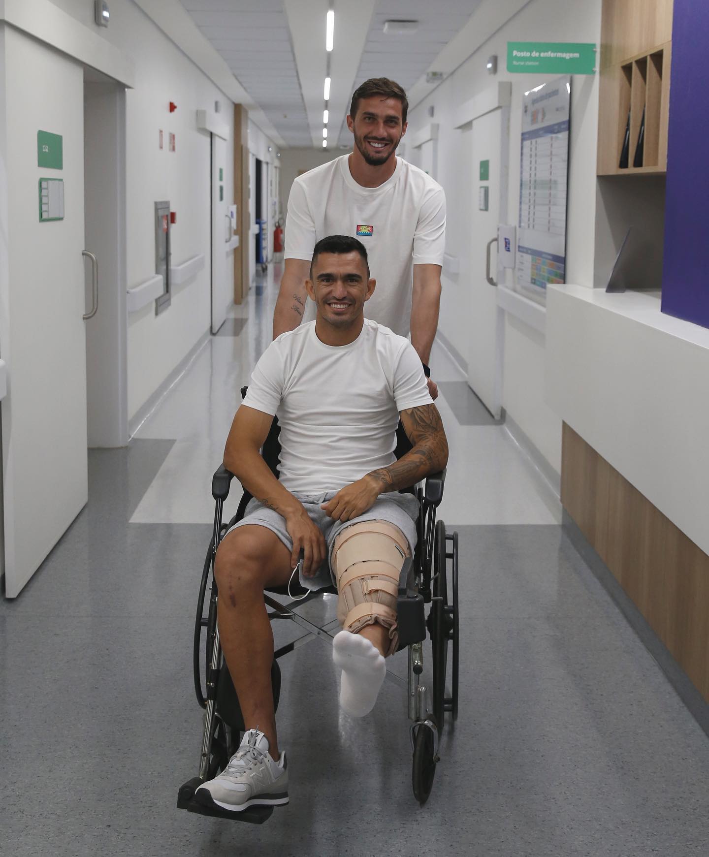 Raul passa por cirurgia e recebe visita do goleiro Cleiton