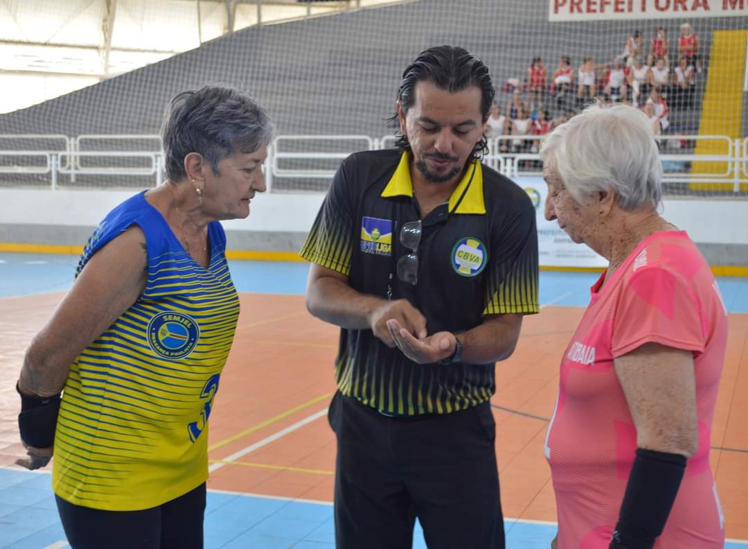Equipes de Voleibol Adaptado Feminino da SEMJEL estreiam com vitória na Superliga da Melhor Idade em Amparo-SP