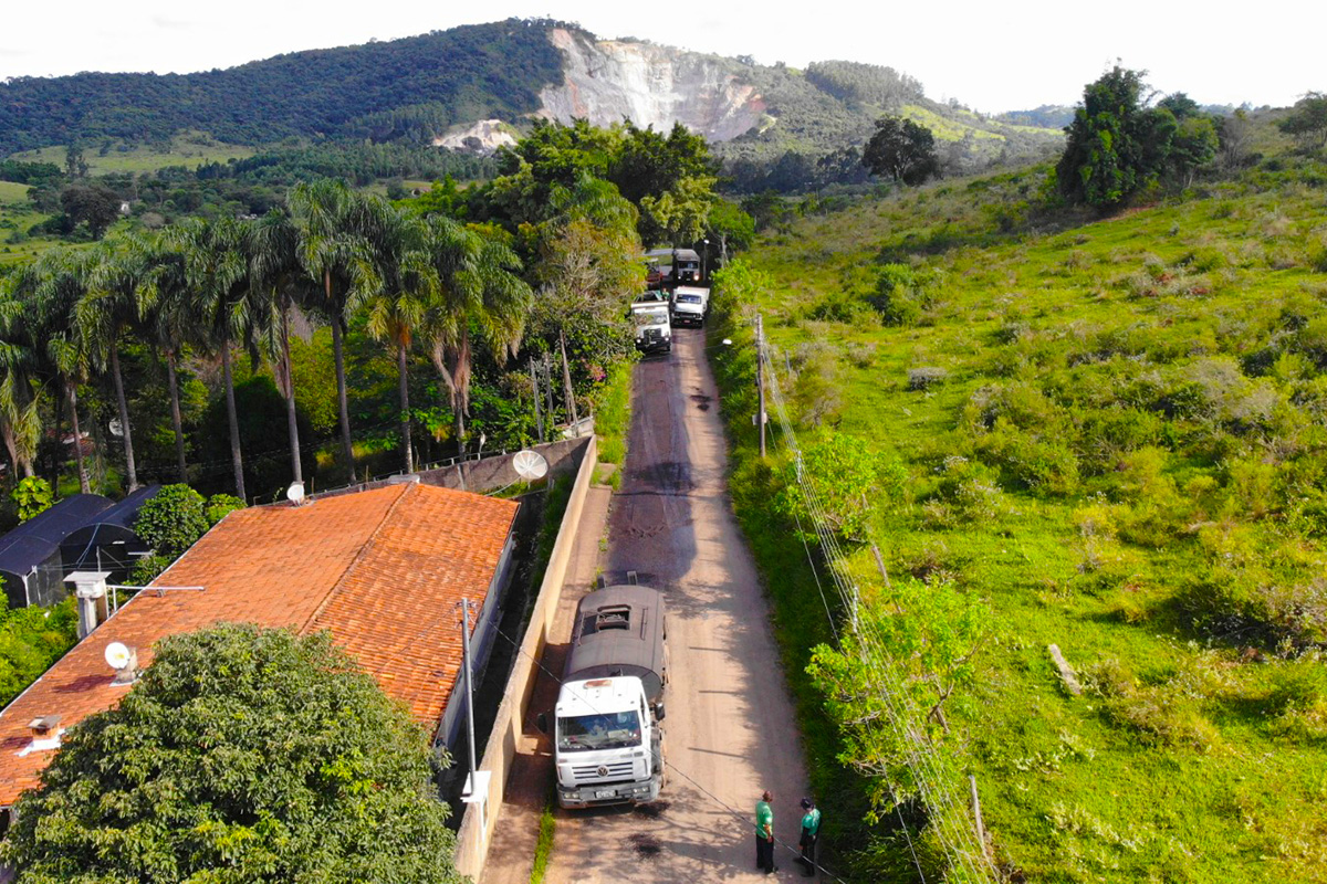 Estrada Municipal Antônio Aparecido Cardoso, no Guaripocaba dos Souza, está recebendo recapeamento asfáltico