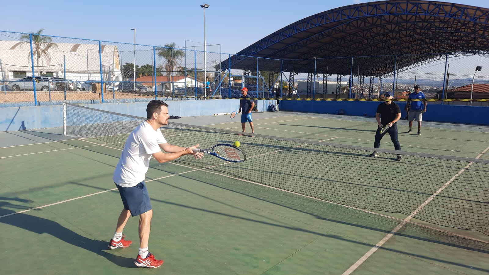 Aulas de tênis são ministradas gratuitamente para a população bragantina