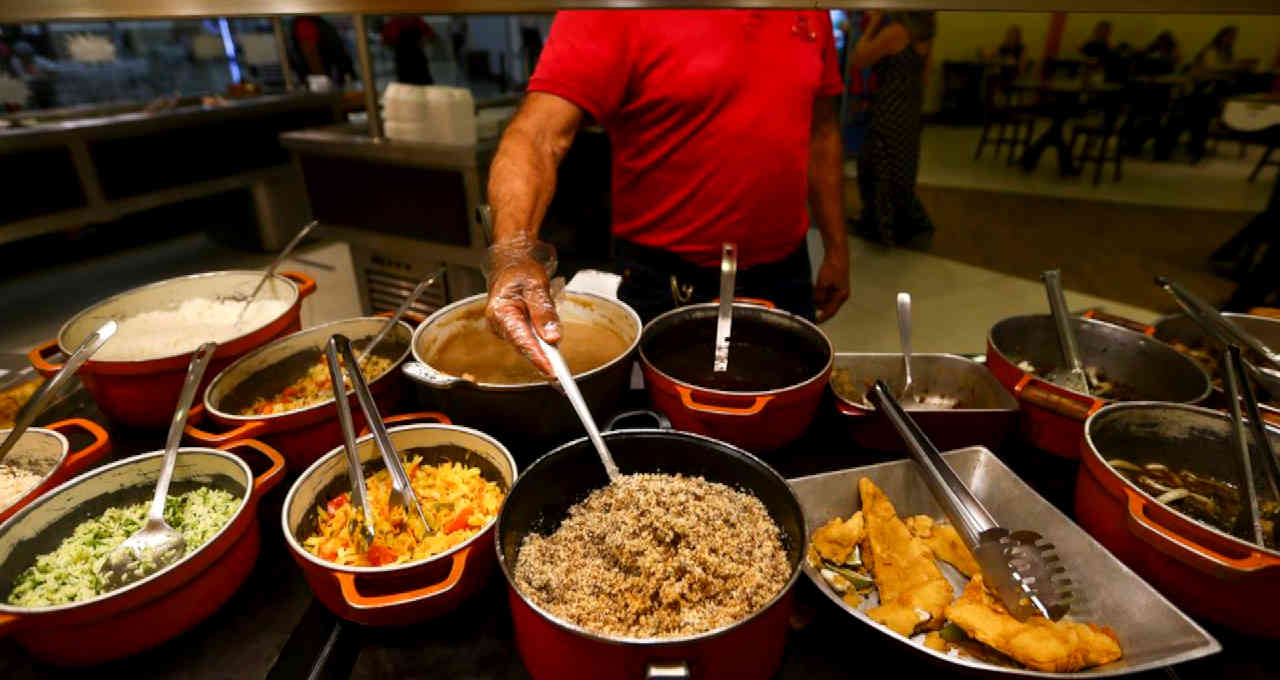 Brasileiro gasta, em média, R$ 54 por dia para almoçar fora de casa