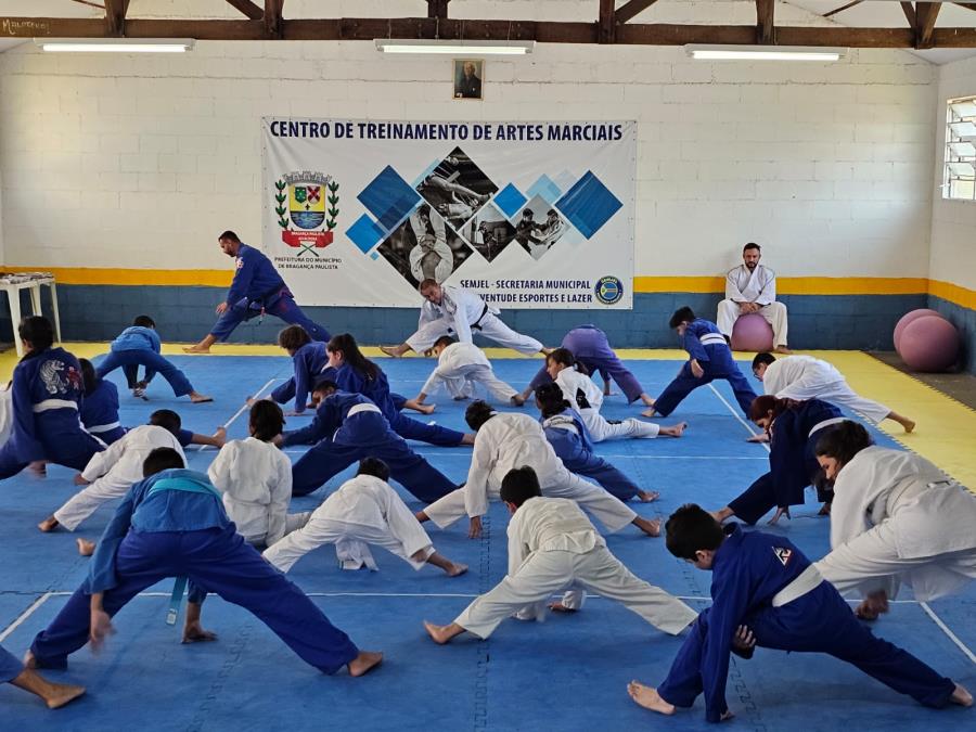 Judocas bragantinos participam da troca de graduação no Lourenção