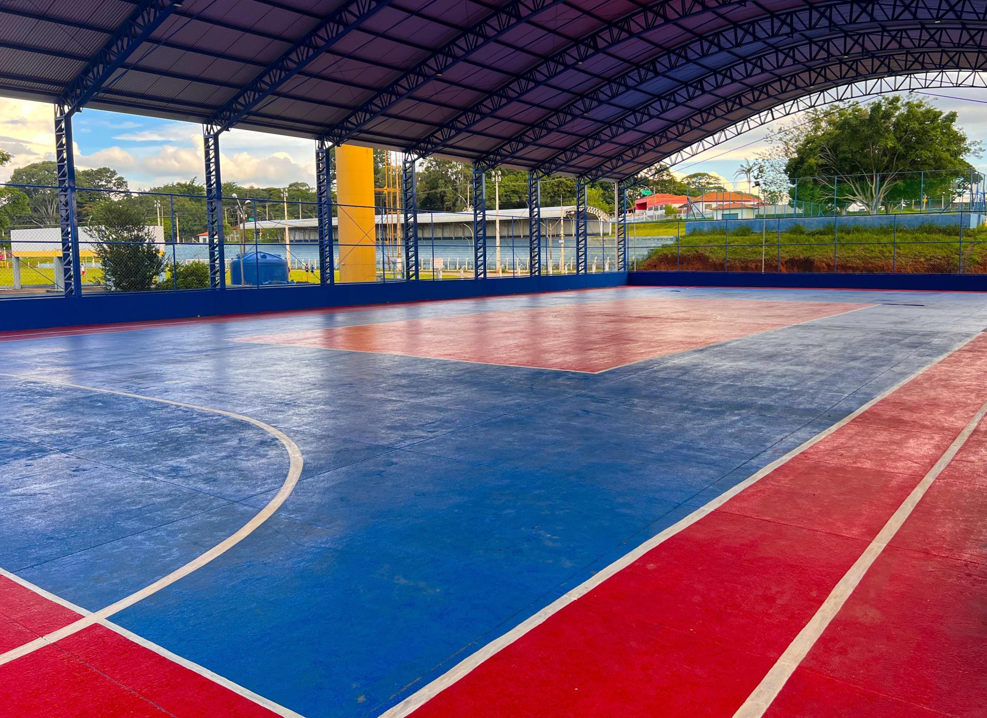 Construção da quadra poliesportiva “João Brochetta” abre mais opções para atividades esportivas na cidade