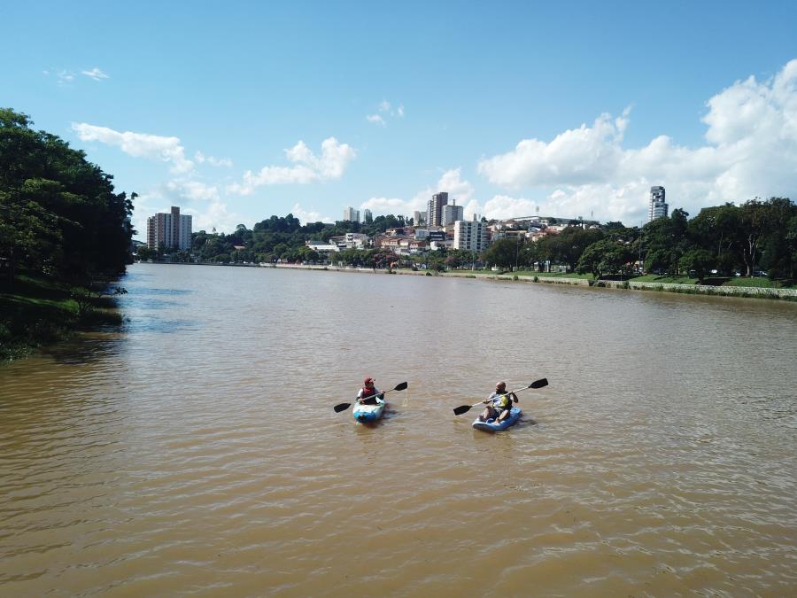 Projeto "Vivência em Canoagem" leva centenas de pessoas ao Lago do Taboão durante o Bragança Verão Fest 2024