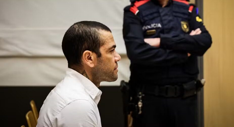 Daniel Alves é condenado a 4 anos e meio por crime sexual na Espanha