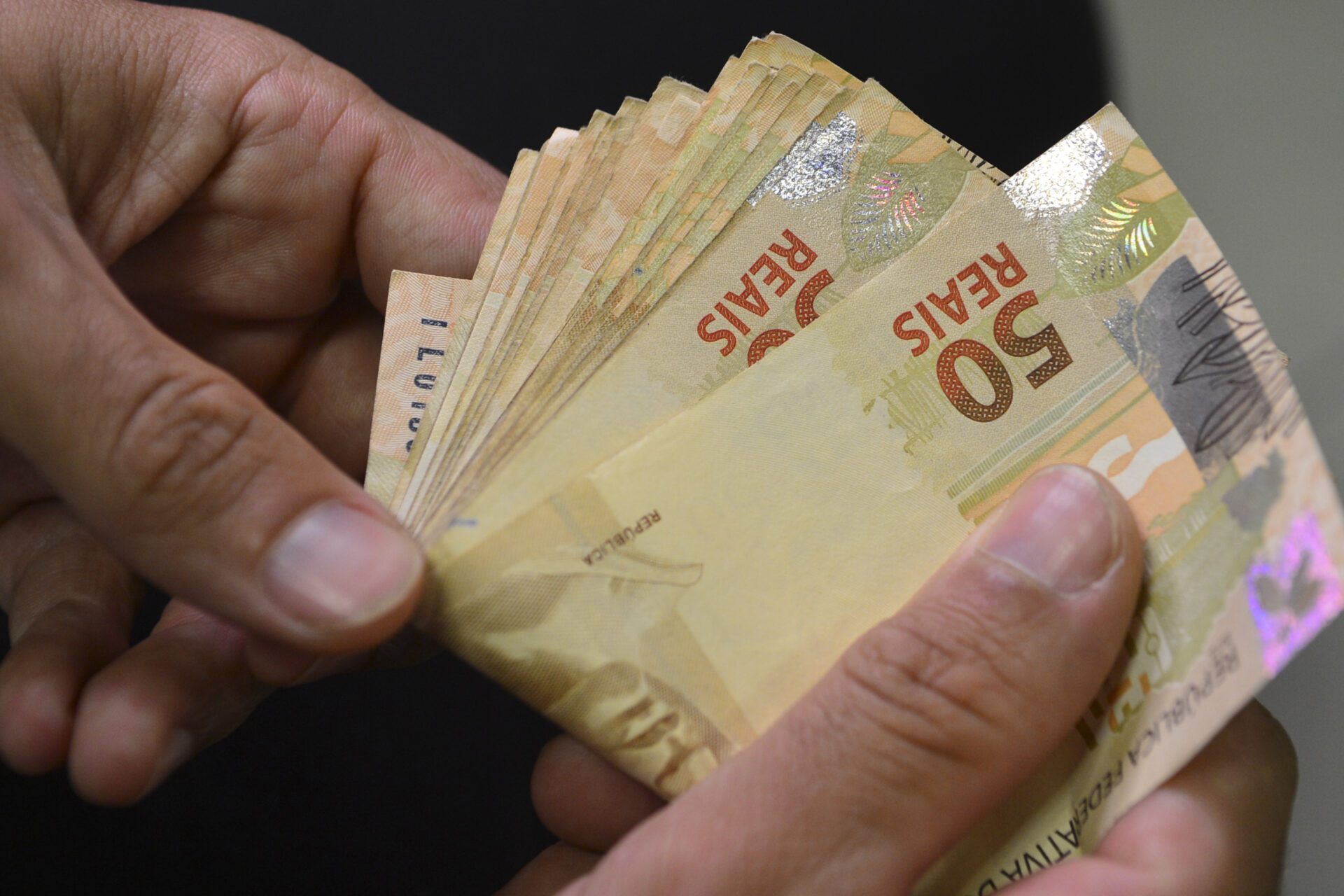 Governo prevê salário mínimo de R$ 1.502 para o ano que vem